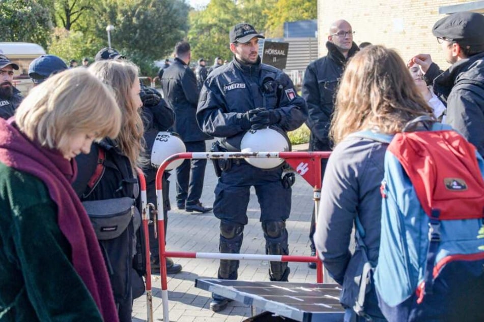 Polizisten überwachen den Zugang zur Universität Hamburg.