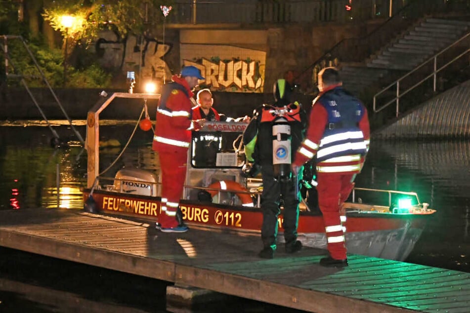 Feuerwehrtaucher suchten nach dem Vermissten.