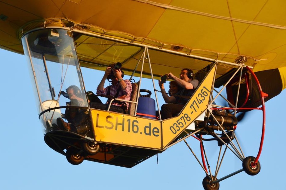 Luftig, aber einmalig schön: In der Kabine können neben dem Piloten drei
Passagiere Platz nehmen, werden angeschnallt.
