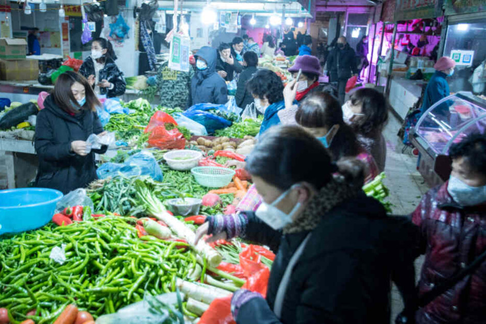 Die chinesische Regierung hat die besonders schwer von der durch den Coronavirus ausgelösten neuen Lungenkrankheit betroffene Millionenmetropole Wuhan praktisch abgeriegelt.
