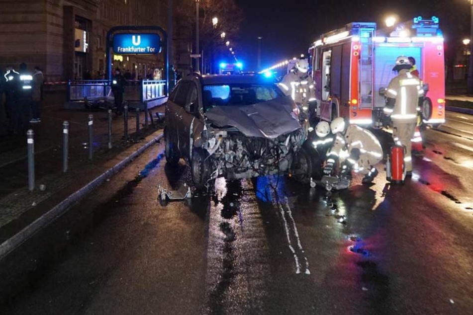 Der total demolierte Mazda wurde nach dem Aufprall auf die Fahrbahn zurück geschleudert.