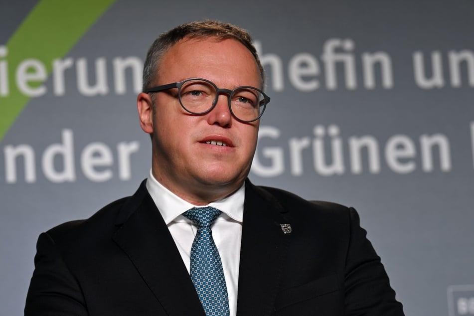 Thüringens neuer Ministerpräsident Mario Voigt (48, CDU) soll bei seiner Doktorarbeit abgeschrieben haben. Die Überprüfung dauert nun schon über ein Jahr.