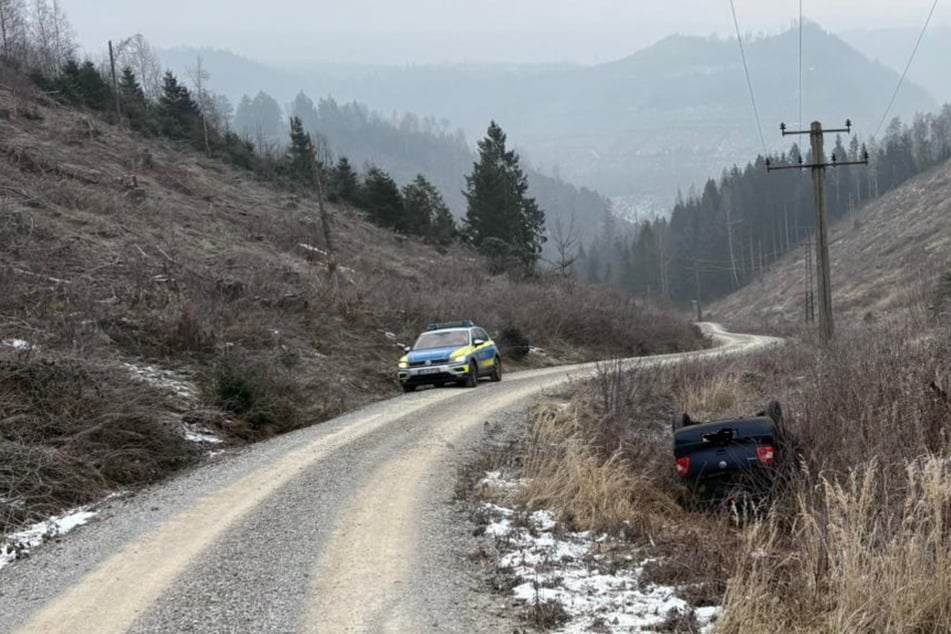 Mann überschlägt sich mit Auto: Als Polizei eintrifft, ist er verschwunden