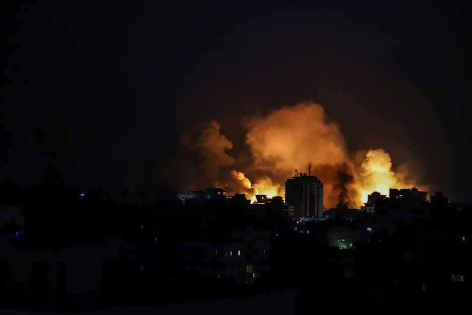 Nach einem israelischen Luftangriff in der Nacht zu Dienstag steigt in Gaza-Stadt Rauch auf.