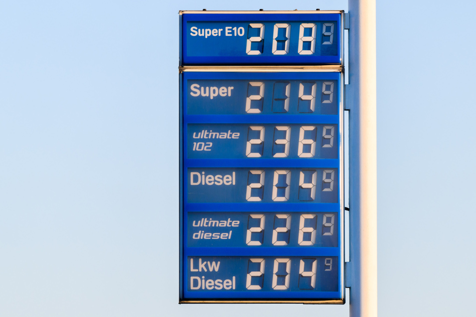 Die Benzinpreise in Deutschland kletterten zwischenzeitlich auf ein Rekordhoch. Im EU-Vergleich tankt man in der Bundesrepublik mit am teuersten.