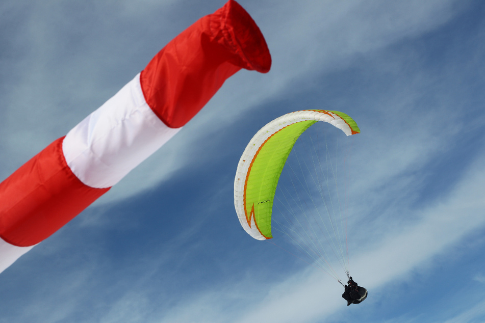 Durch die Windbedingungen ist das Nebelhorn bei Gleitschirmpiloten sehr beliebt, doch immer wieder kommt es auch zu schweren Unfällen. (Symbolbild)