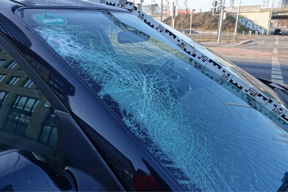 Auf der Frontscheibe des Wagens ist klar zu erkennen, wo der Passant aufgeknallt ist.
