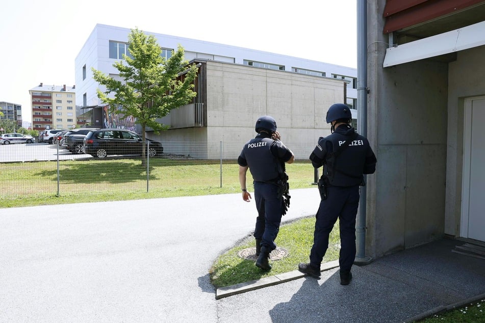Einsatzkräfte sicherten das Schulgelände ab.