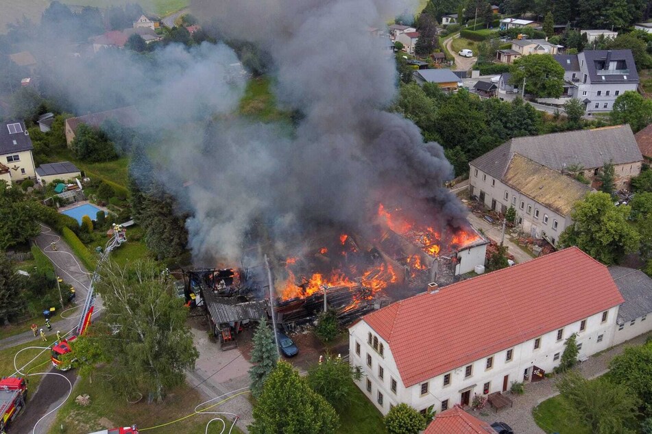 Aus der Luft werden die Ausmaße des Brandes sichtbar.