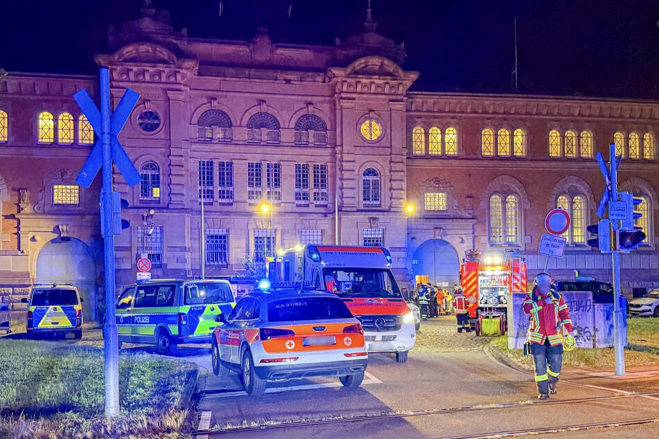 Ein Großaufgebot an Feuerwehr und Polizei rückte in der Nacht zur JVA Karlsruhe an.