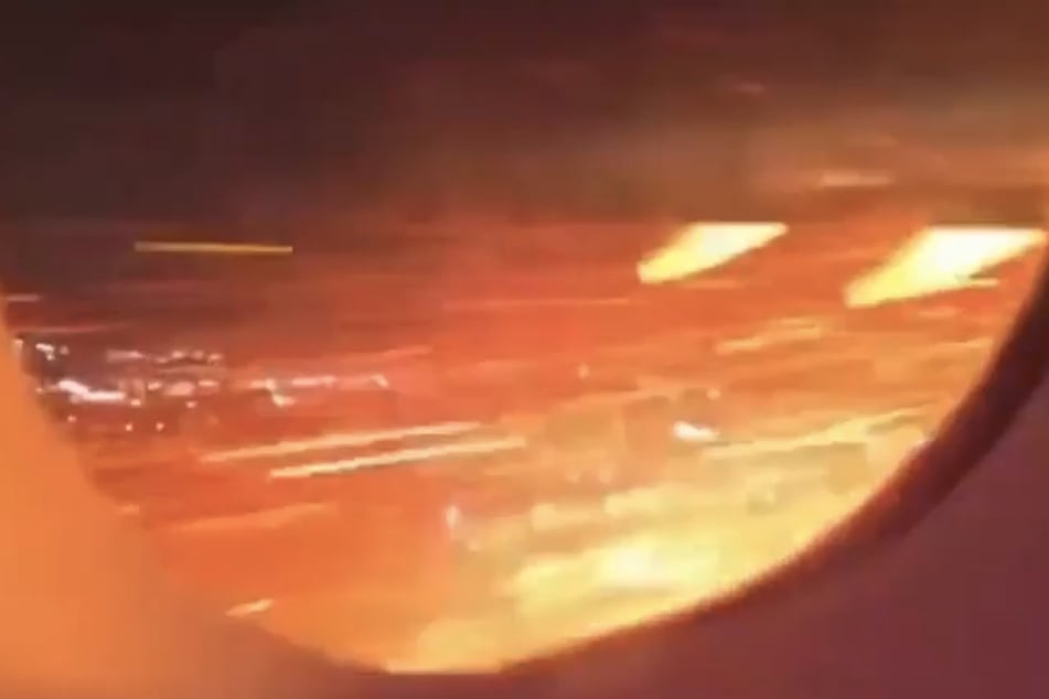 Ein Passagier an Bord filmte das Feuer im linken Triebwerk des Airbus A330.