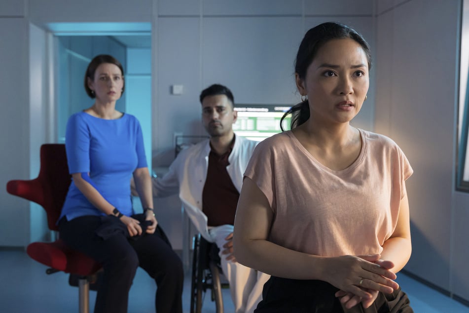 Das Ergebnis der Untersuchungen schockiert Dr. Maria Weber (Annett Renneberg, 47, l.), Dr. Ilay Demir (Tan Caglar, 45, M.) und Dr. Lilly Phan (Mai Duong Kieu, 39).