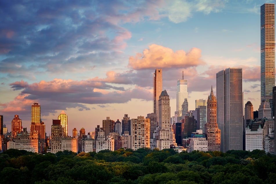 Die Upper East Side gilt als das teuerste Viertel New Yorks. Zahlreiche Promis und Millionäre wohnen in den krassen Wolkenkratzern mit herausragenden Ausblicken.
