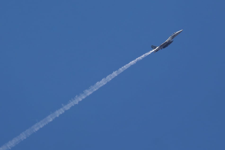 Ein israelischer Kampfjet von einem Luftwaffenstützpunkt in Zentralisrael aus gesehen. (Archivbild)