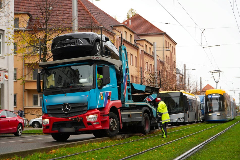 Der Brummi-Fahrer hatte sich vermutlich beim Abbiegen verschätzt.