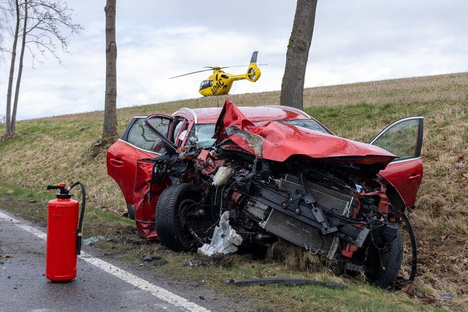 Rettungshubschrauber im Einsatz: Renault kracht in Baum, Fahrer verletzt