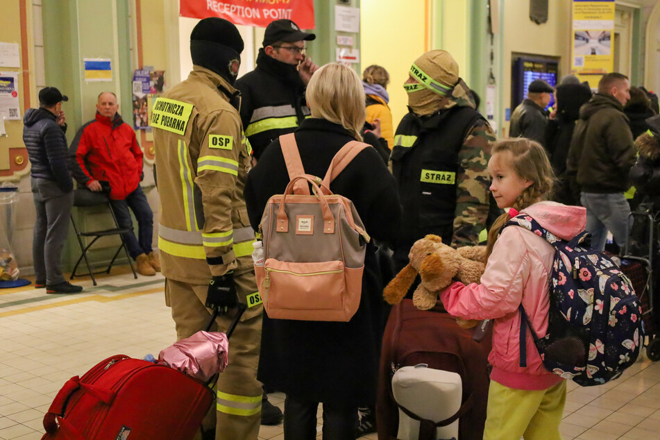 Ukrainische Flüchtlinge an einem polnischen Bahnhof. Die Hilfsbereitschaft in Polen ist groß.