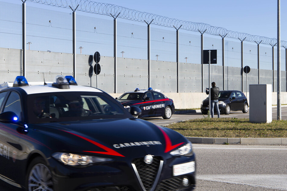 Polizeiautos verlassen den Flughafen in Venedig. Dorthin war Filippo T. von Deutschland ausgeflogen worden.