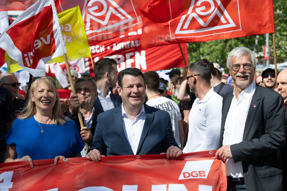 Hubertus Heil (51, SPD, M.) zusammen mit Sachsens Sozialministerin Petra Köpping (65, SPD) und dem Vorsitzenden des Deutschen Gewerkschaftsbundes Markus Schlimbach (58).