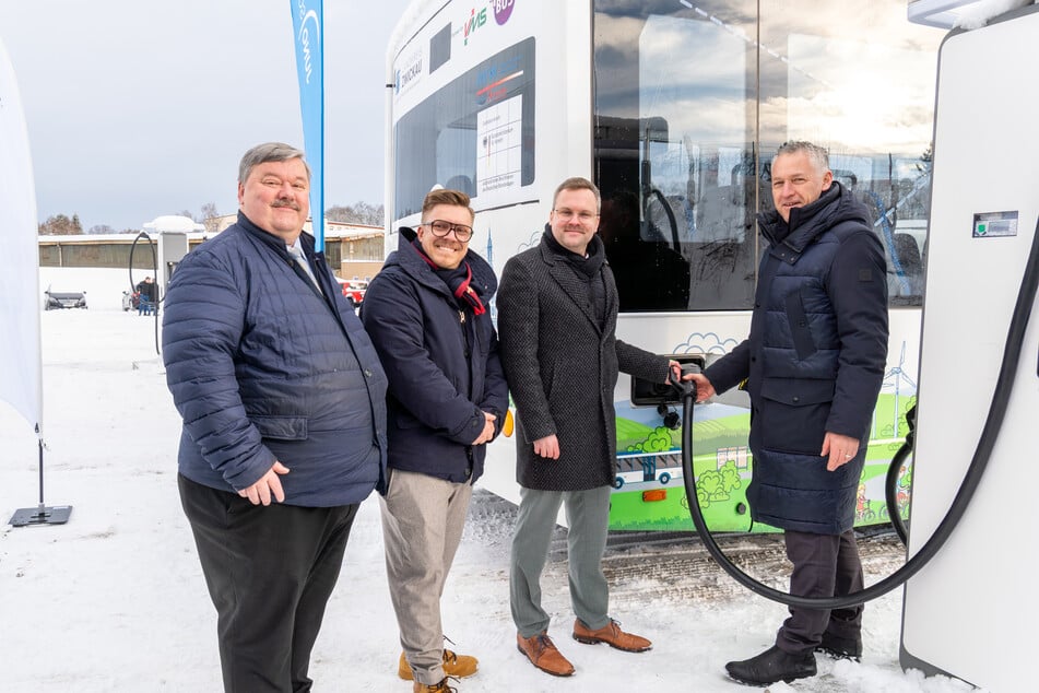 Gemeinsam am Stecker der Mobilitätswende (v.l.): Werdau-OB Sören Kristensen, Juno-Solar-Chef Denny Schädlich, RVW-Chef André Jalowy und Landrat Carsten Michaelis nehmen die neuen Strombusse-Busse offiziell in Betrieb.