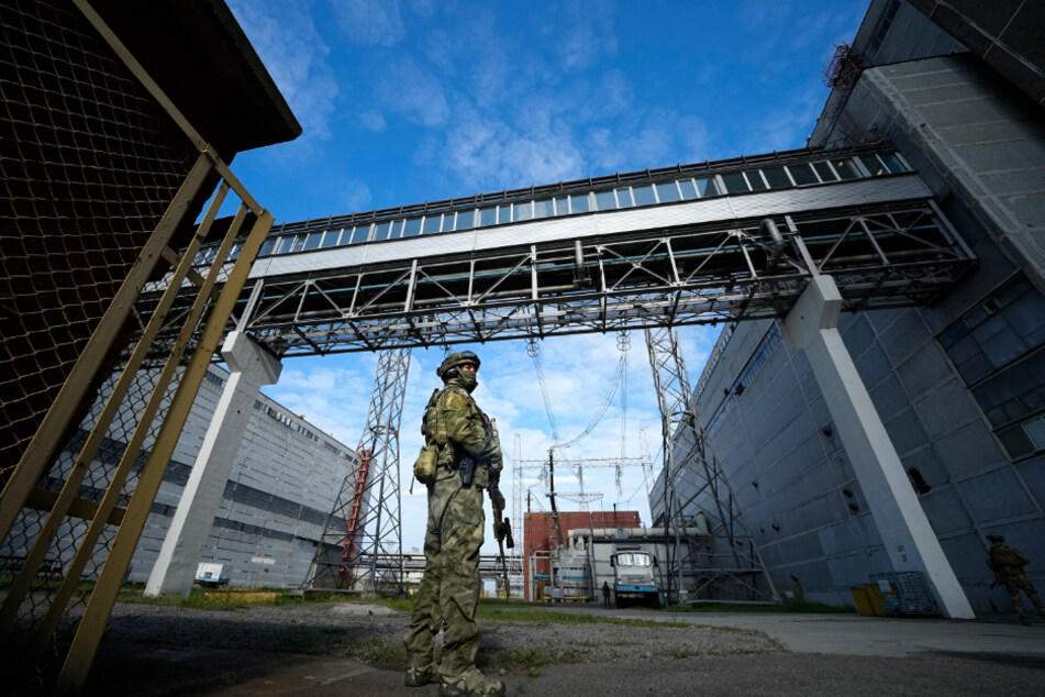 Ein russischer Soldat bewacht einen Bereich des Kernkraftwerks Saporischschja in der Ukraine.