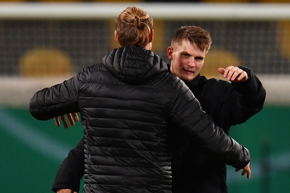 Herzliche Umarmung unter Brüdern: Sebastian und Lars Lukas Mai (r.) im Vorjahr in Dresden. Lars gewann mit Darmstadt im DFB-Pokal 3:0, Sebastian war verletzt.