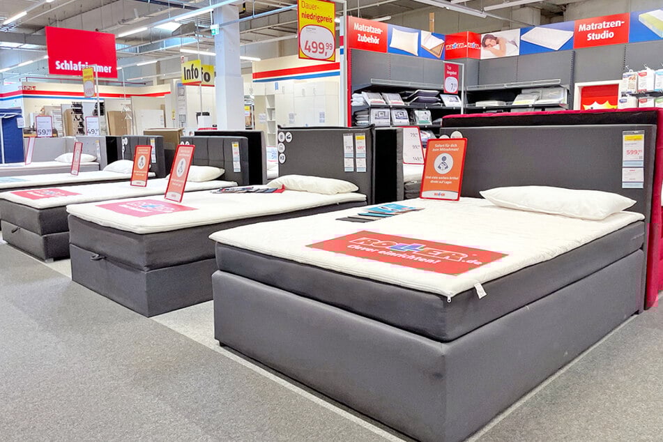 Möbelhaus schließt und gibt 50 Prozent Nachlass auf alle Ausstellungsstücke