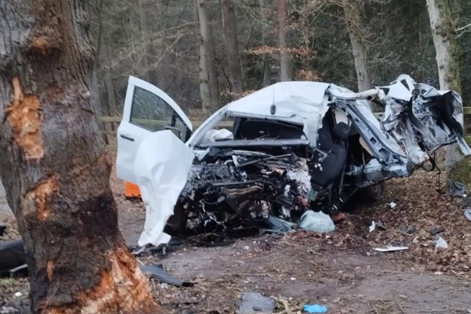 Am Montag krachte in der Gemeinde Sottrum ein Lieferwagen frontal gegen einen Baum. Der Fahrer kam dabei ums Leben.