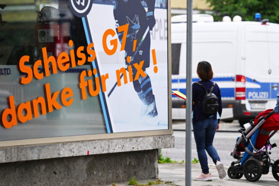 "Scheiss G7, danke für nix" steht am Schaufenster eines Geschäfts in Garmisch-Partenkirchen.