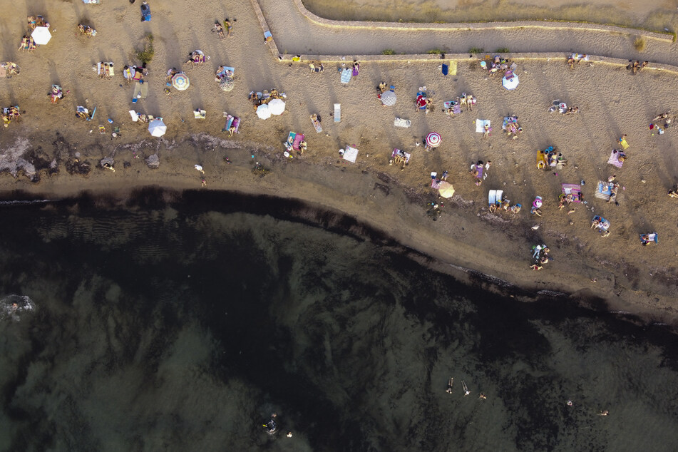 Im halbwegs kühlen Nass lässt sich die Hitzewelle in Griechenland aushalten. Nach einem Wochenende mit Werten um die 44 Grad steigen die Temperaturen von Tag zu Tag weiter.