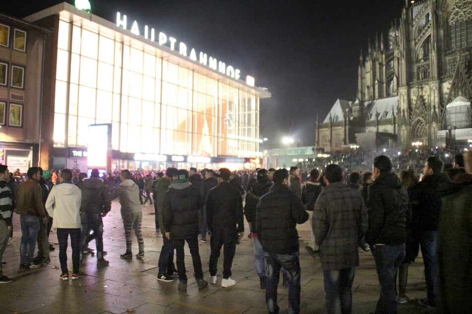 In der Silvesternacht 2015 waren am Kölner Hauptbahnhof Frauen sexuell belästigt und ausgeraubt worden. (Archivfoto)