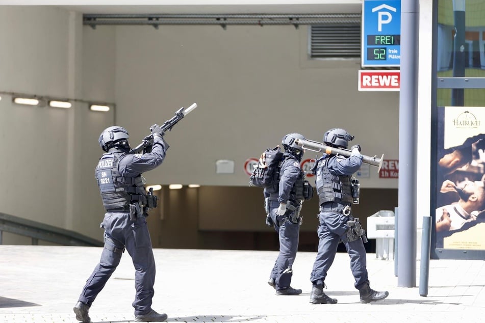Die schwer bewaffnete Spezialeinheit LebEL ("Lebensbedrohliche Einsatzlage") stürmte einen Wohnblock.