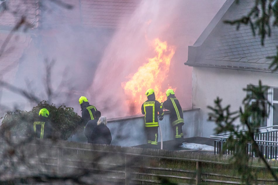 Stundenlanger Feuerwehreinsatz bei verheerendem Schuppenbrand