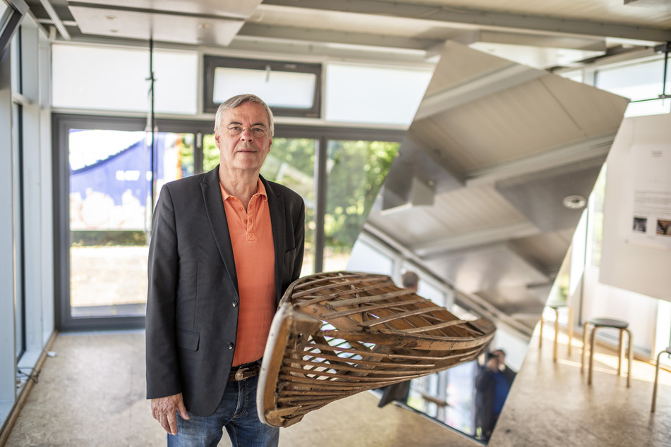 Ex-TU-Rektor Christian von Borczyskowski (74) steht vor der Installation "Breaking News".