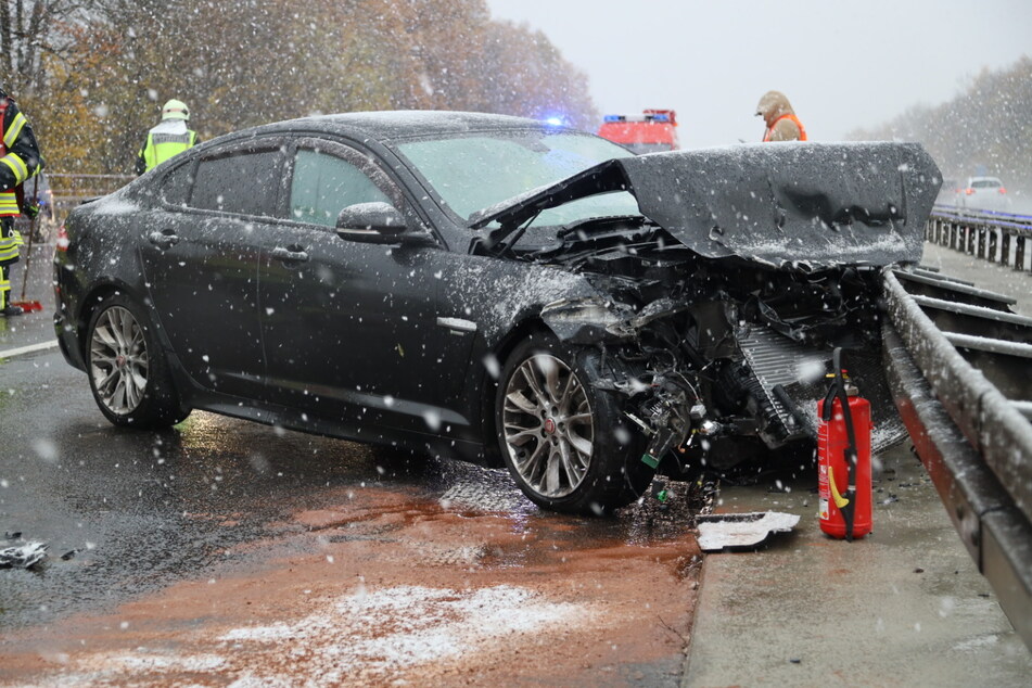 Ein Jaguar krachte auf der A4 bei Chemnitz gegen eine Leitplanke. Das Auto erlitt einen Totalschaden.