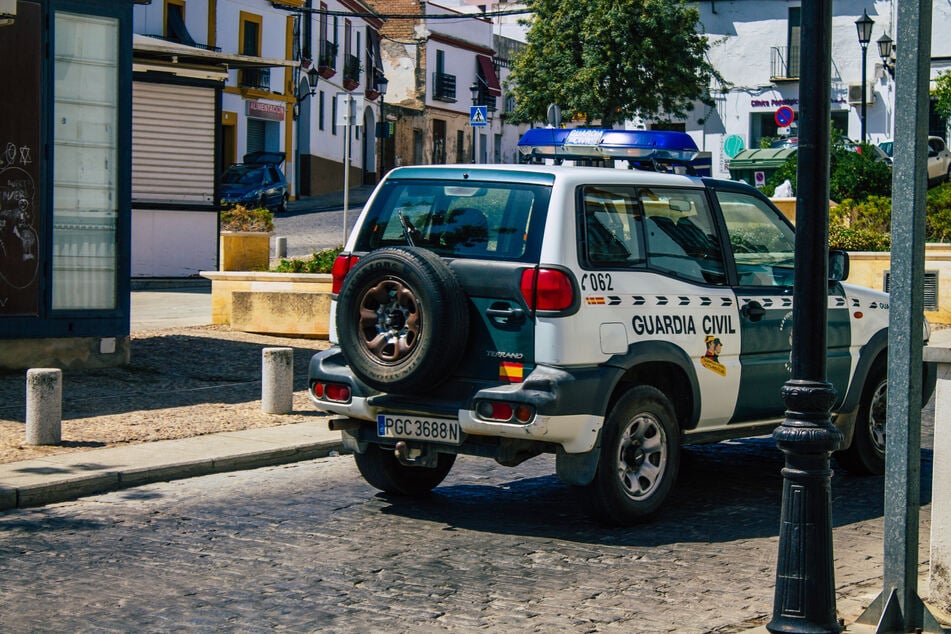 Auf Hochtouren suchen die spanischen Beamten nach dem deutschen Ehepaar. (Symbolbild)