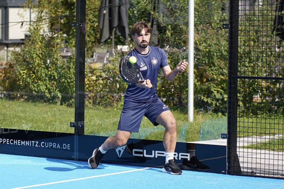 Nils Lihsek kann sich bei seinem neuen Klub in zahlreichen Sportarten austesten, so wie am Mittwoch beim Padel-Tennis.