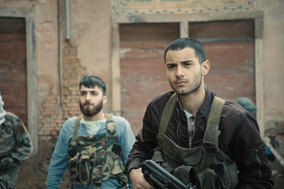 Karim (Mehdi Meskar) erlebt unterdessen in seiner syrischen Heimat die alptraumhafte Realität des Krieges.