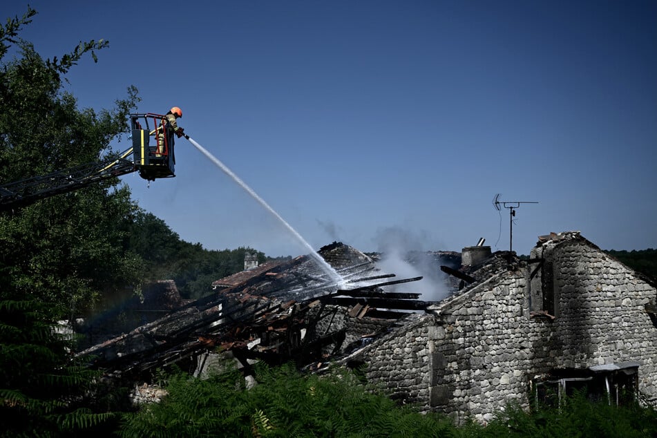 Am Montagmorgen brach in einer Ferienunterkunft im Südwesten Frankreichs ein verheerendes Feuer aus.