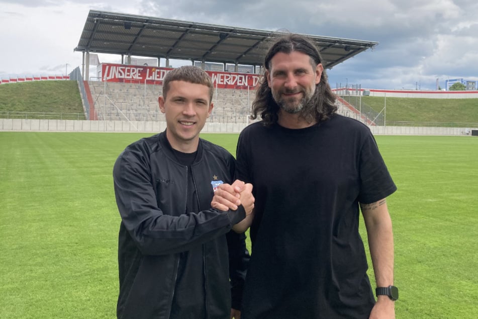 FSV-Sportdirektor Robin Lenk (41, r.) freut sich auf die Zusammenarbeit mit Offensivspieler Nick Breitenbücher (22).