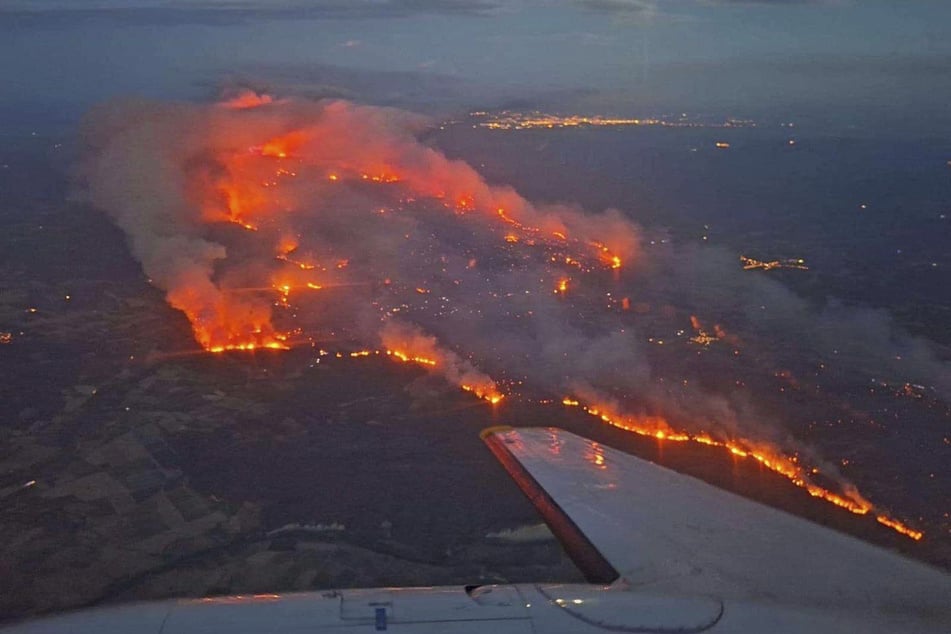 Rasend schnell breiten sich die Flammen in Frankreichs Süden aus.