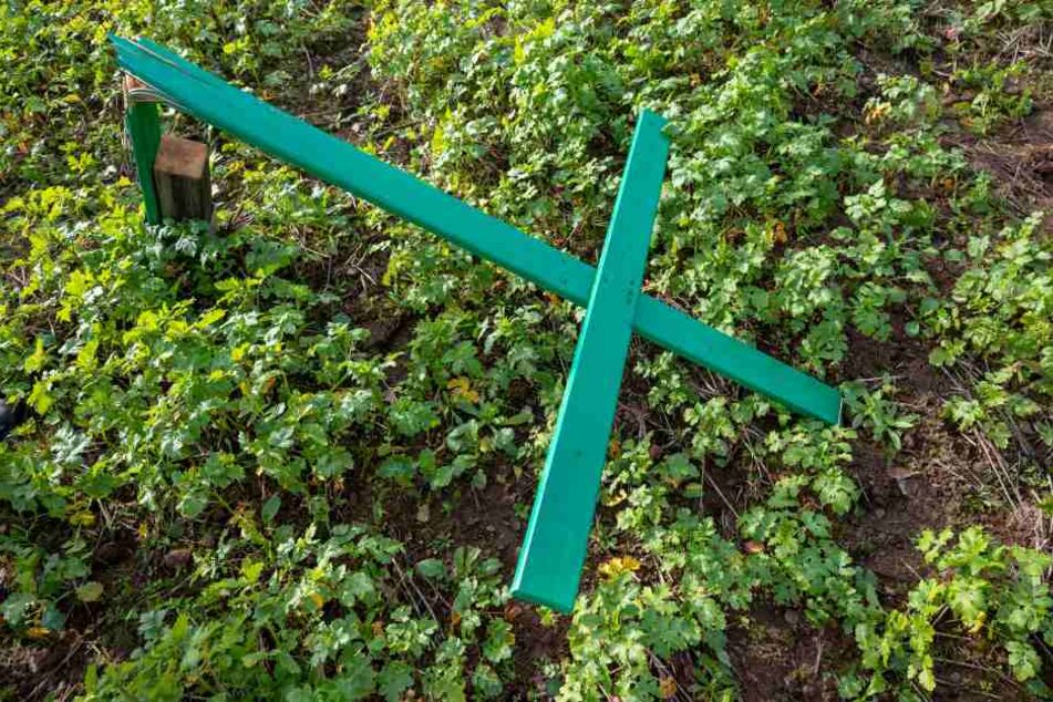 Das Mahnmal wurde von Unbekannten zerstört.