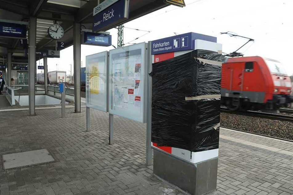 Der Fahrkartenautomat wurde mit Pyrotechnik aufgesprengt.