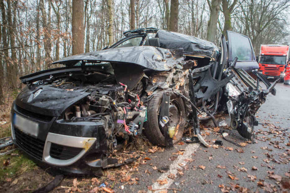 Die Rettungskräfte mussten den Fahrer aus diesem Wrack befreien.