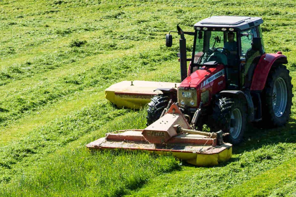 Ein 65 Jahre alter Landwirt wurde in Bayern von seinem Traktor überrollt. (Symbolbild)