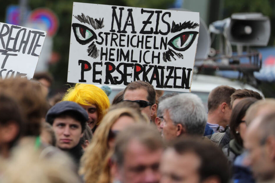 Teilnehmer einer Demo des Bündnisses "Rostock Nazifrei" ziehen durch die Stadt. (Archivbild)