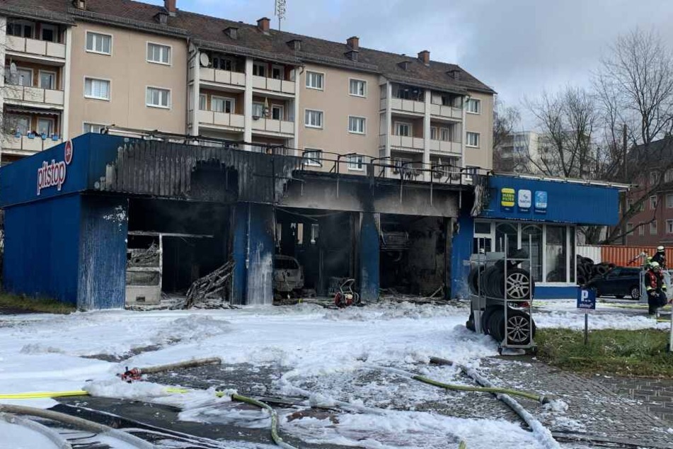 Eine Autowerkstatt in Schweinau brannte samt der Autos völlig aus.