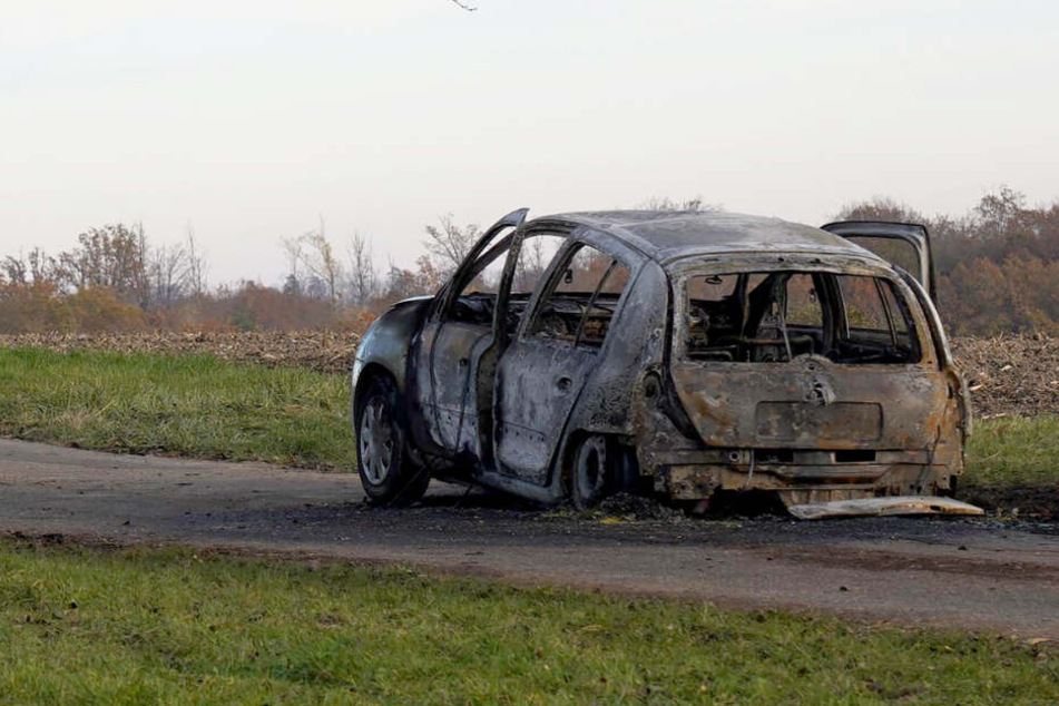 Ein 47-jähriger Ehemann soll seine 45-jährige Frau in dem Auto schwer verletzt und danach angezündet haben.