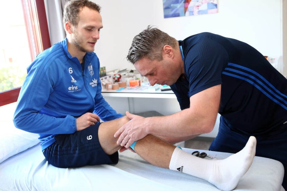 Physiotherapeut Olaf Renn (r.) bei der Arbeit. Hier behandelt er den Ex-CFCer Julius Reinhardt