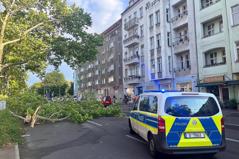 Wegen des Unwetters gab es zahlreiche Einsätze von Feuerwehren, Polizei und Rettungsdiensten.